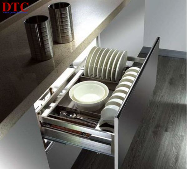Bạn hoàn toàn có thể trang trí cho căn bếp thêm phần sang trọng ngoài công dụng để xoong nồi bát đĩa của nó
